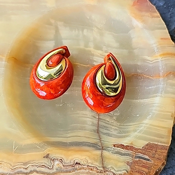 VTG Clip-on Earrings - Picture 5 of 13